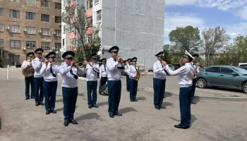 Гвардейцы поздравили труженицу тыла с Великой Победой