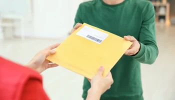 Казахстанцы все чаще выбирают доставку документов на дом