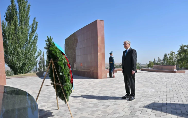 Президент Қасым-Жомарт Тоқаевтың Қырғыз Республикасына ресми сапары «Ата бейіт» ұлттық тарихи-мемориалдық кешеніне зиярат етуден басталды Президент Қасым-Жомарт Тоқаевтың Қырғыз Республикасына ресми сапары «Ата бейіт» ұлттық тарихи-мемориалдық кешеніне зиярат етуден басталды