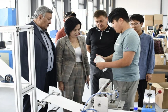 ЖАҢА ЗАУЫТТЫҢ ЖҰМЫСЫМЕН ТАНЫСТЫ ЖАҢА ЗАУЫТТЫҢ ЖҰМЫСЫМЕН ТАНЫСТЫ
