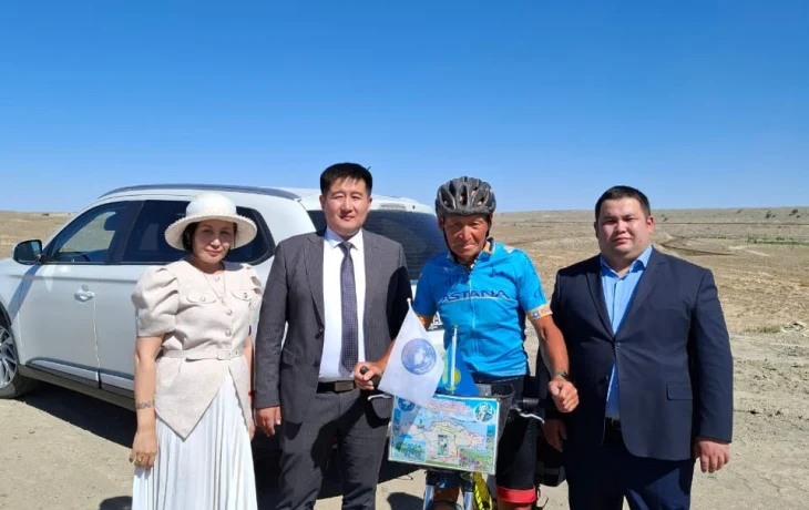 71 жастағы велотурист Жезқазғанға аялдады 71 жастағы велотурист Жезқазғанға аялдады